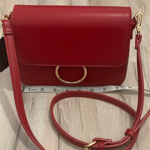 Red with gold hardware crossbody bag - Picture 3 of 5